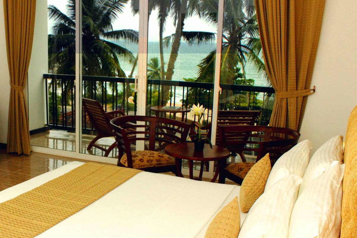 deluxe double room, sea view | minibar, in-room safe, desk, blackout curtains