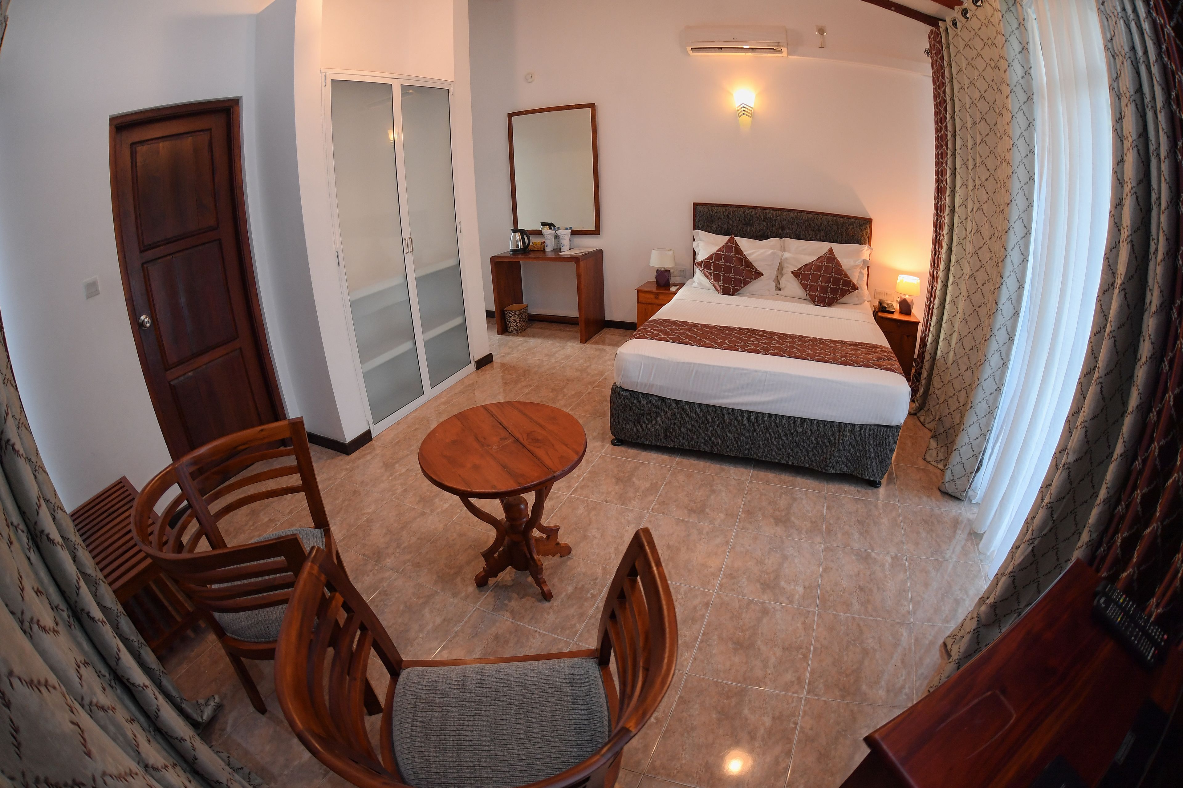 deluxe double room | minibar, in-room safe, desk, blackout curtains