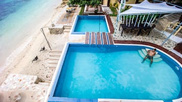 Playa privada, arena blanca, camas de playa gratis