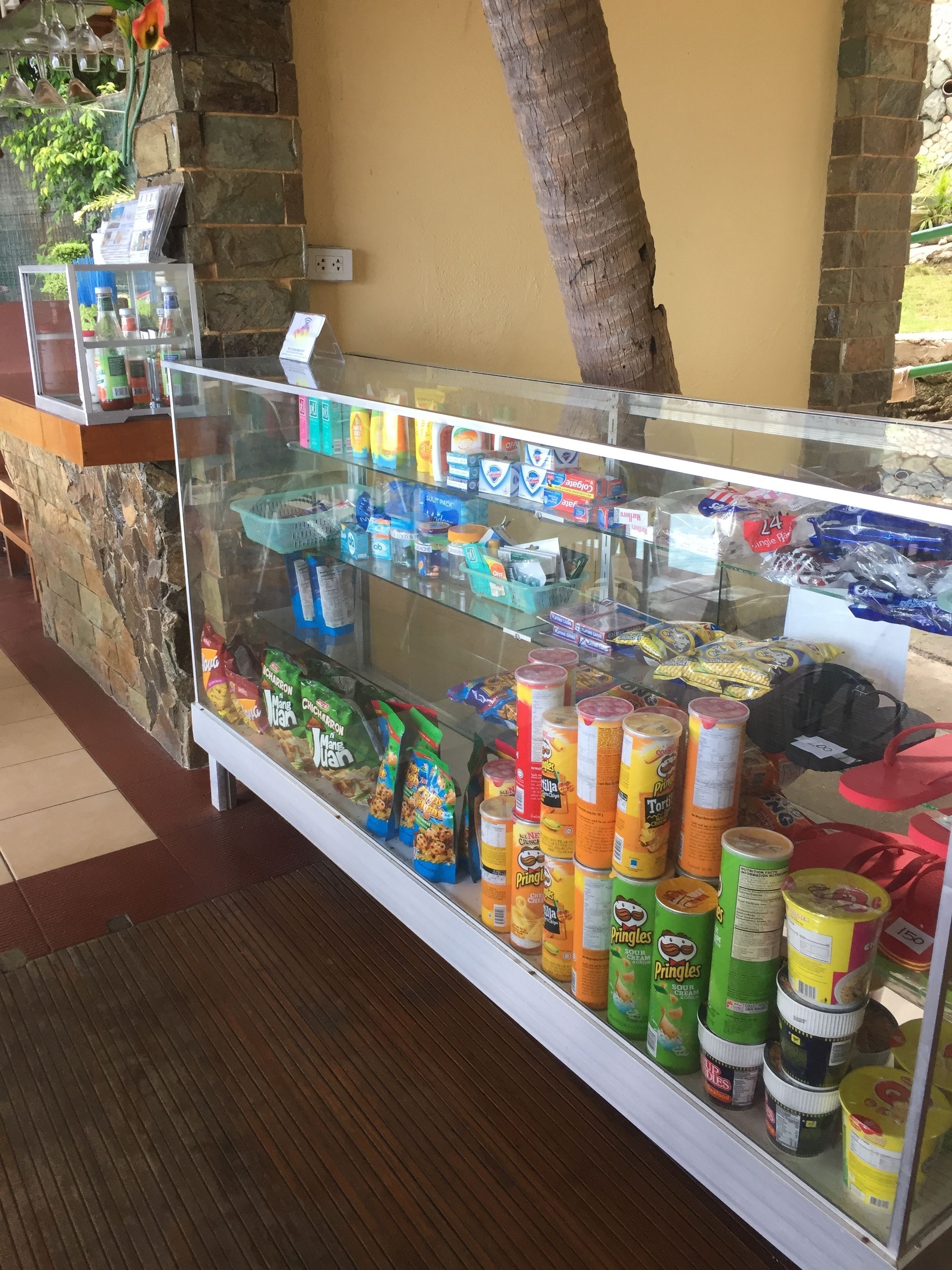 Un présentoir à friandises contenant divers aliments et boissons emballés.
