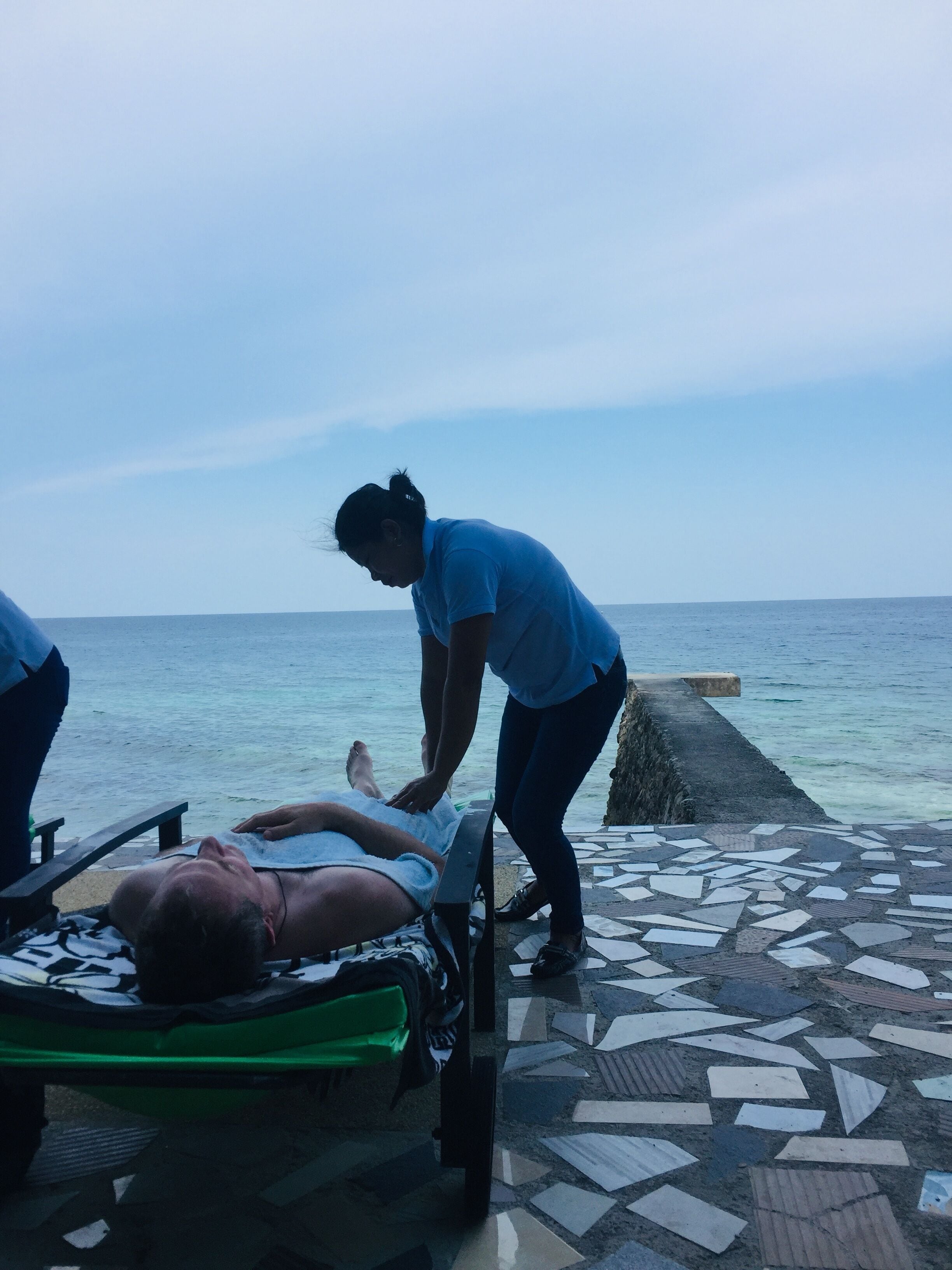 スウェーデン式マッサージ、タイ式マッサージ、マニキュアとペディキュア