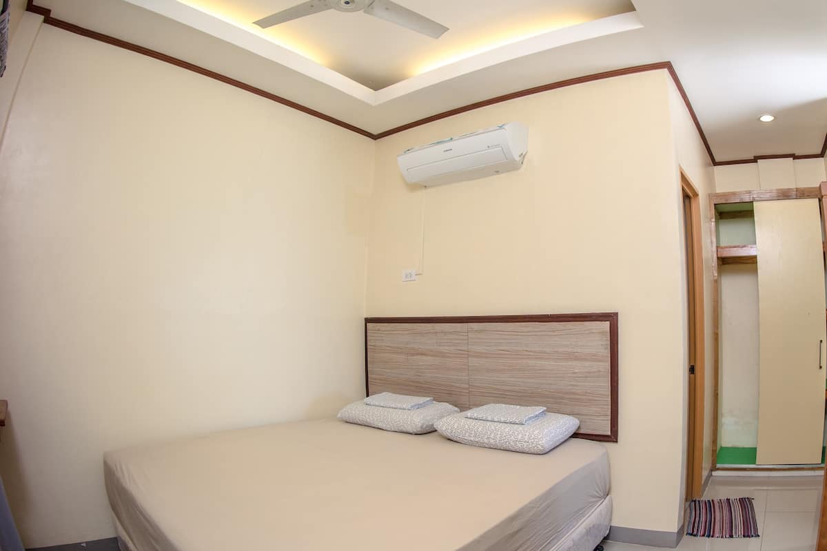 Hypo-allergenic bedding, minibar, in-room safe, laptop workspace