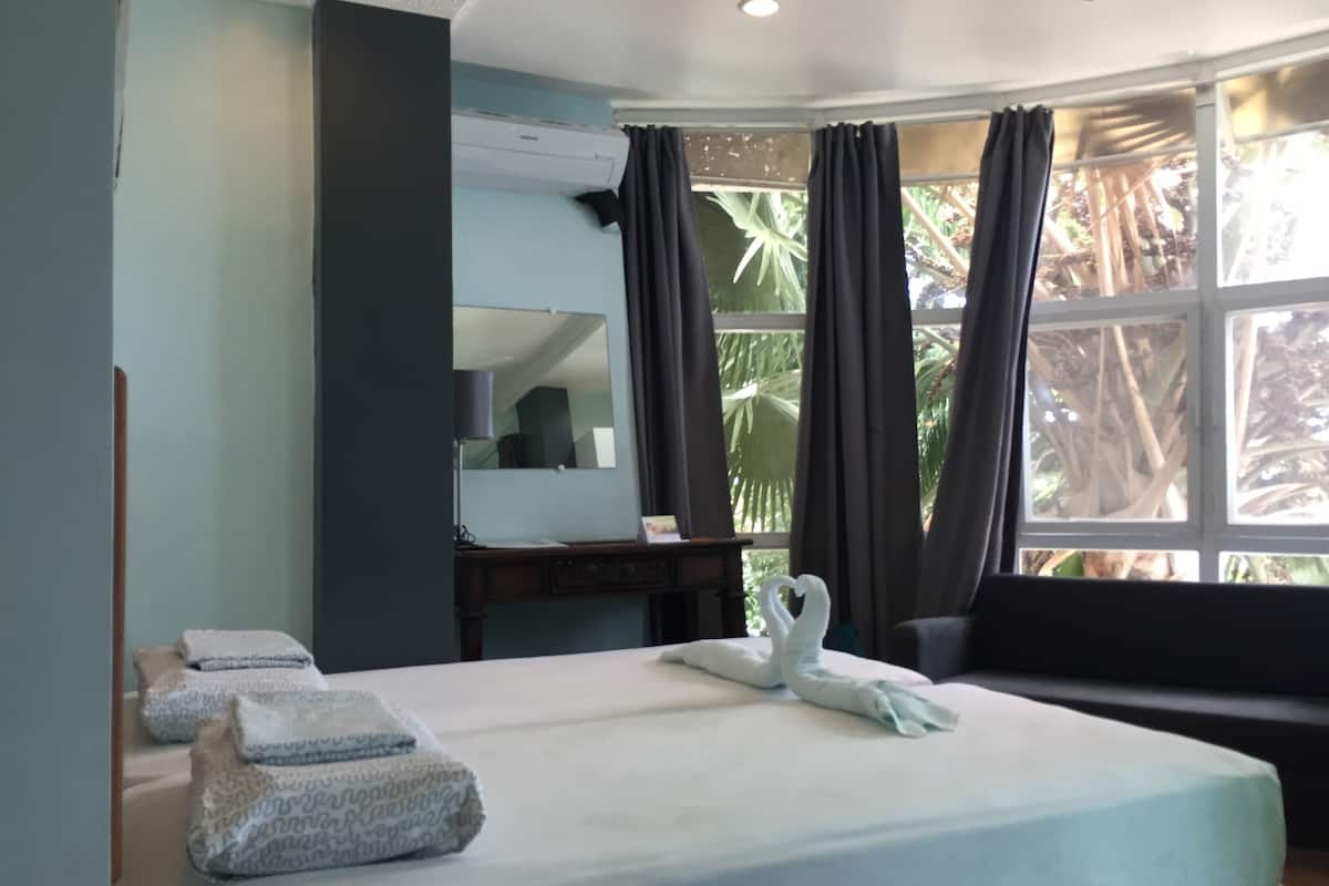 Eenvoudige studio, 1 queensize bed, kitchenette, uitzicht op strand | 1 slaapkamer, hypoallergeen beddengoed, een minibar