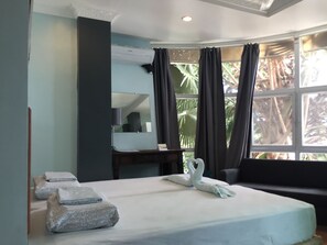 Estudio básico, 1 cama Queen size, cocineta, vista a la playa | Ropa de cama hipoalergénica y minibar 