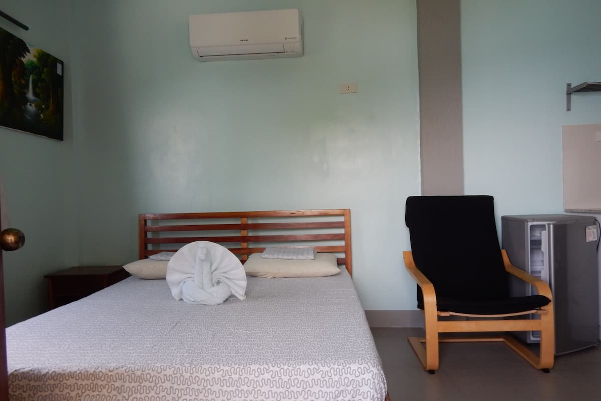 Luxury Studio Suite | Hypo-allergenic bedding, minibar, in-room safe, laptop workspace
