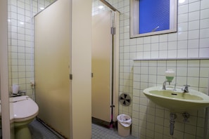Bruser, gratis toiletartikler, hårtørrer, håndklæder