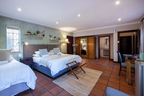 Family Room | Premium bedding, desk, iron/ironing board, free WiFi - Brooklyn Manor (Pretoria)