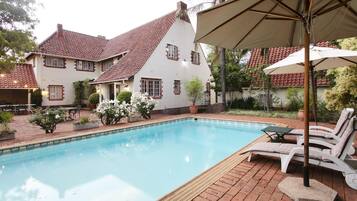 Outdoor pool, sun loungers