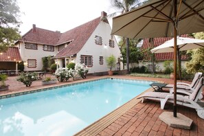 Piscine extérieure, chaises longues