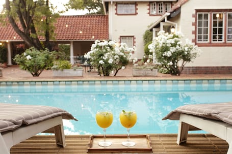 Outdoor pool, pool loungers. Brooklyn Manor
