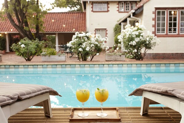 حمّام سباحة خارجي، مقاعد للتشمس