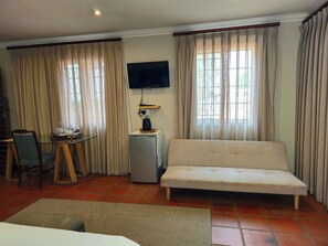 Family Room | Premium bedding, desk, iron/ironing board, free WiFi - Brooklyn Manor (Pretoria)