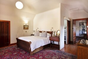 Family Room | Premium bedding, desk, iron/ironing board, free WiFi - Brooklyn Manor (Pretoria)