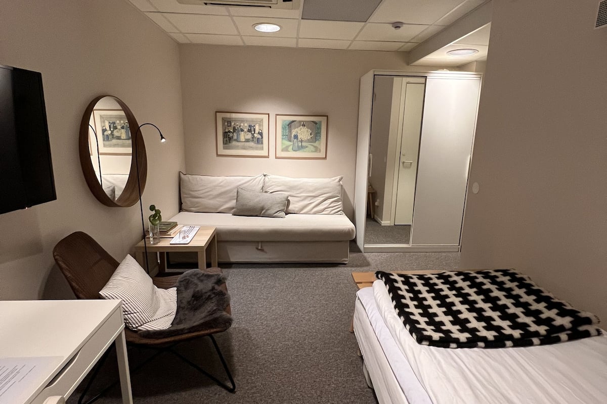 Basic Single Room | Tilam berlapik, meja, ruang kerja komputer riba 