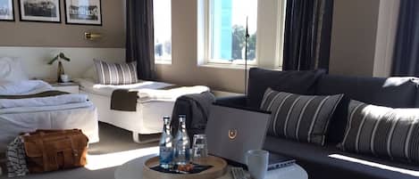 أسرّة بطبقة علوية مريحة وبديكورات فريدة لكل غرفة وطراز فريد لكل وحدة