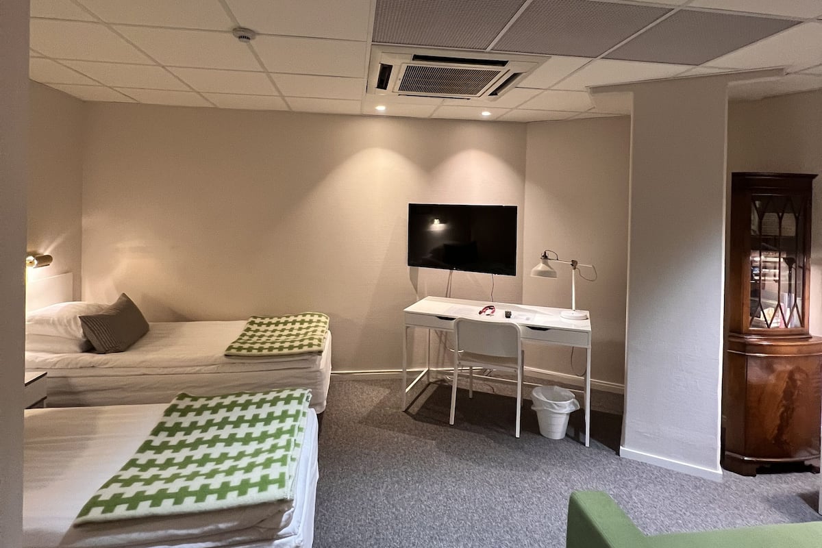 Family Double or Twin Room | Tilam berlapik, meja, ruang kerja komputer riba 