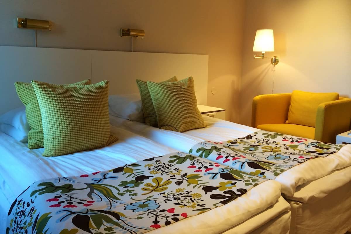 Twin Room | Tilam berlapik, meja, ruang kerja komputer riba 