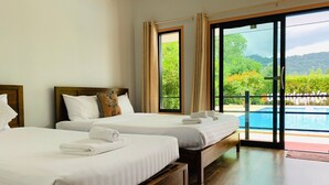 Kamar Keluarga, pemandangan kolam renang