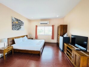 Deluxe Room | Television