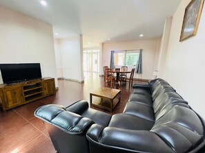 Sky Suite | Television - Baan Suan Khun Yaiy Nakhon Nayok (Nakhon Nayok)