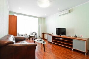 Apartment, 1 Schlafzimmer (Nezavisimosti, 74) | Wohnzimmer | Flachbildfernseher