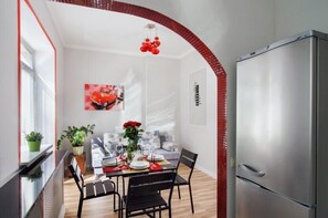 Apartment, 2 Bedrooms (Leningradskaya, 5) | In-room dining