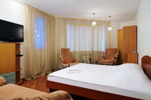 Apartment, 3 Schlafzimmer (Surganova, 27) | Schallisolierte Zimmer, Bügeleisen/Bügelbrett, kostenloses WLAN