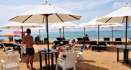 SURF UNA Beach Hotel