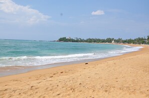 On the beach, scuba diving, beach bar - SURF UNA Beach Hotel (Unawatuna)