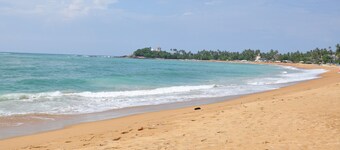 SURF UNA Beach Hotel