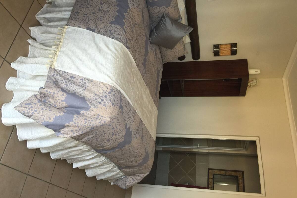 Habitación doble clásica | Ropa de cama de alta calidad y caja de seguridad en la habitación