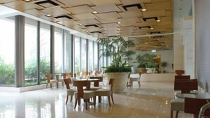 A spacious indoor area with large windows, modern ceiling design, and several dining tables and chairs. - Winland 800 Hotel (Tsing Yi)