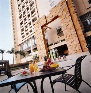 Una piscina al aire libre de temporada