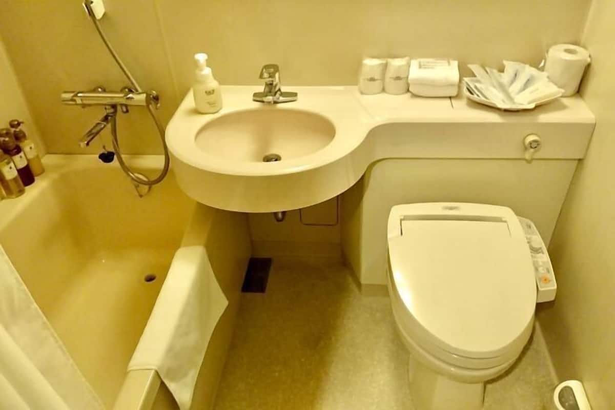 Badeværelse | Bruser, gratis toiletartikler, hårtørrer, hjemmesko