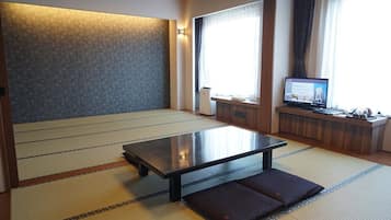 Kamar Tradisional, Bebas Asap Rokok (Japanese Style) | Didekorasi berbeda-beda, meja kerja, dan ruang kerja ramah laptop