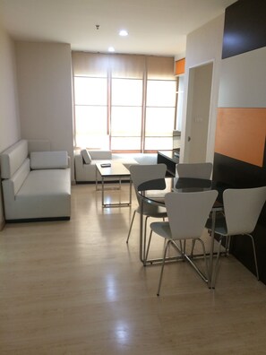 Kamar, 2 kamar tidur | Ruang keluarga | TV layar datar