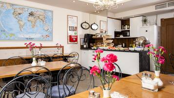 Daily buffet breakfast (PLN 36 per person)