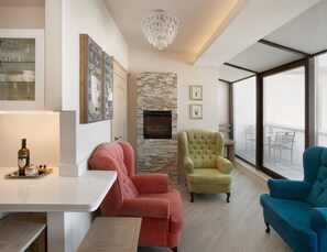 Appartement (for 3 persons) | Luxe beddengoed, een kluis op de kamer, individueel gemeubileerd