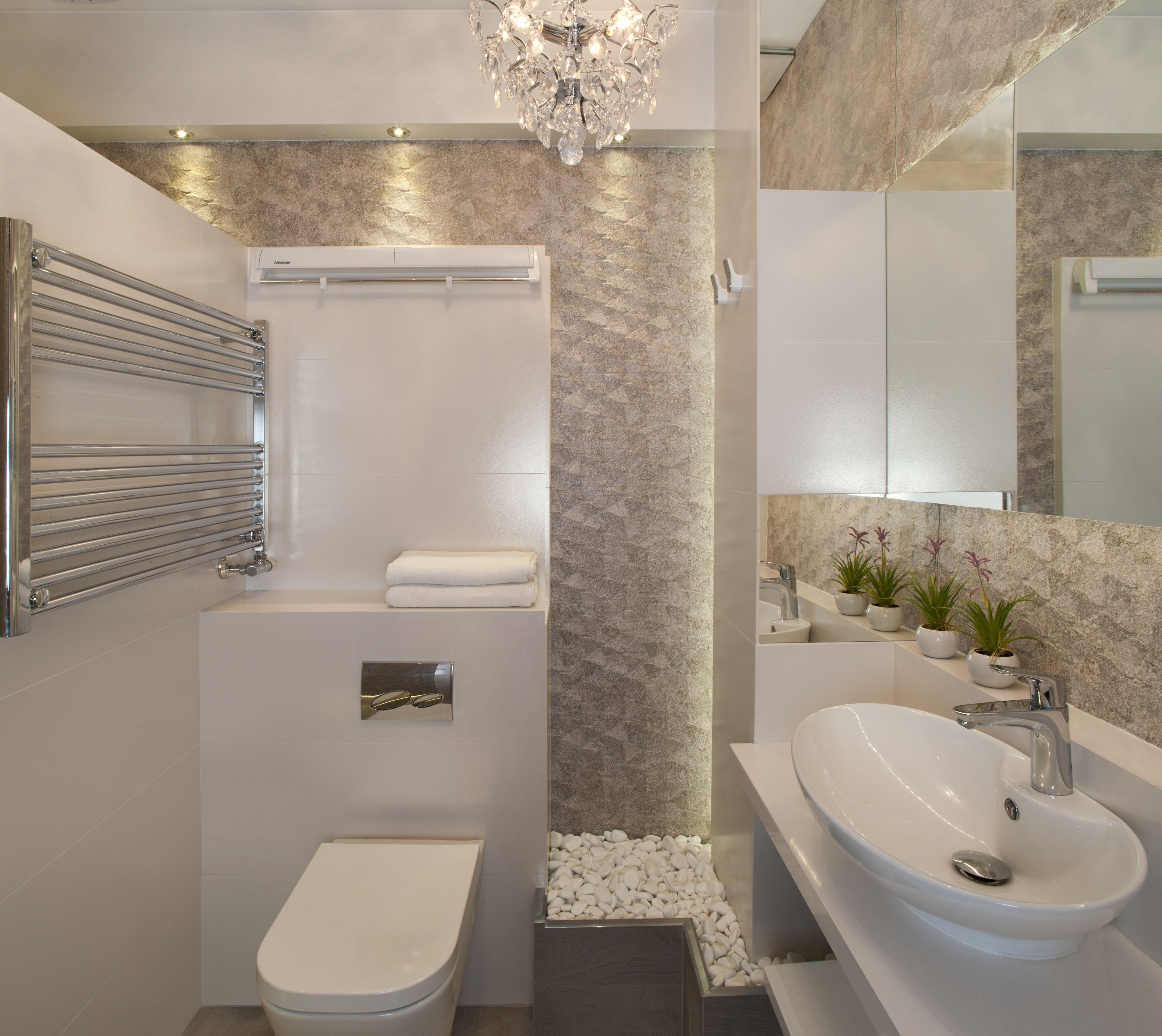 Une salle de bain moderne avec une baignoire, des toilettes et un lavabo.