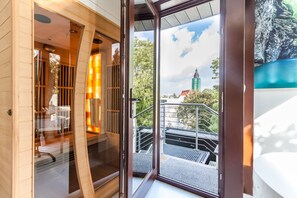 Jetted bathtub