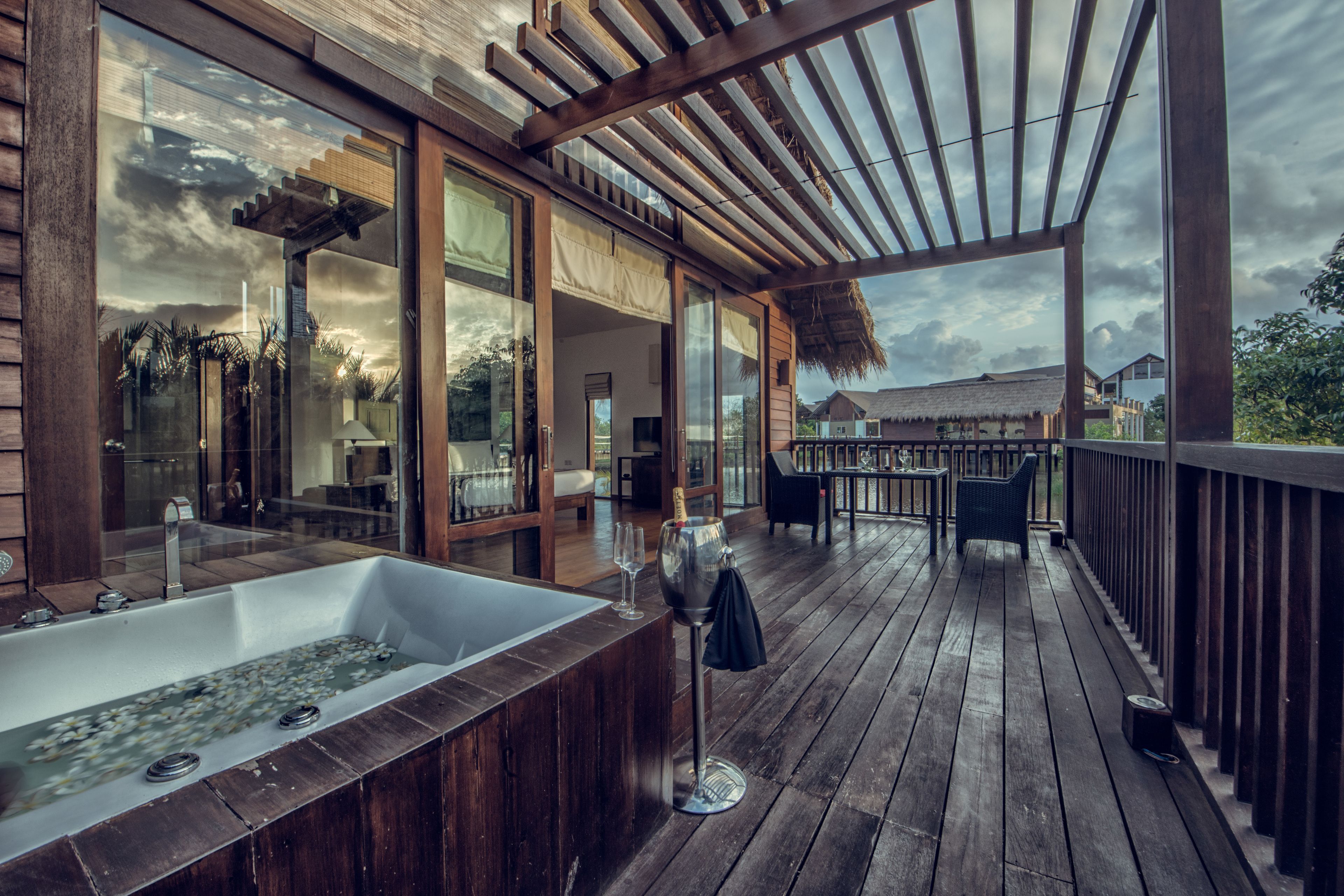 Bungalow - Water Front  | Terrace/patio