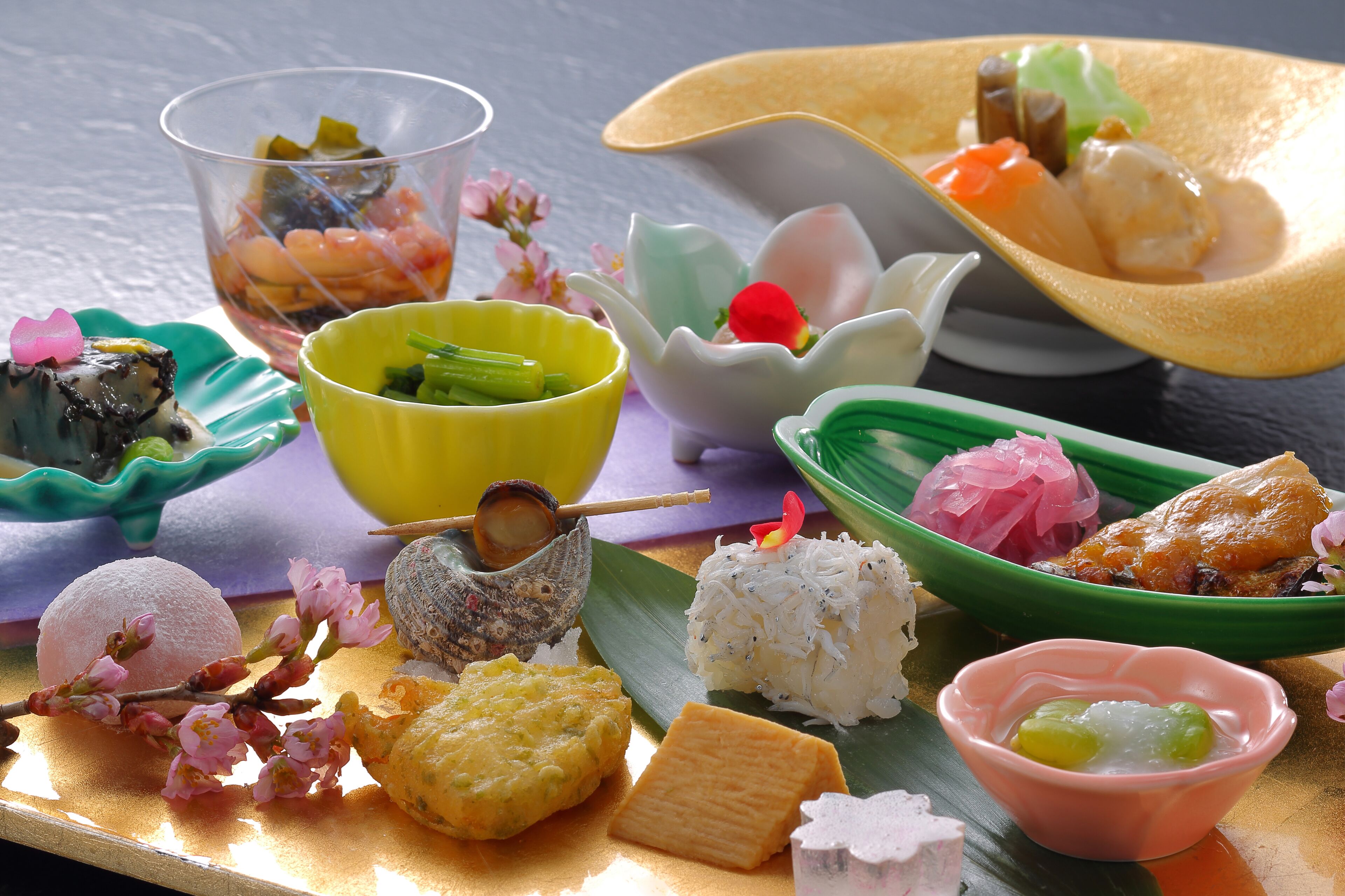 Une variété de confiseries et de desserts traditionnels japonais présentés sur un plateau.