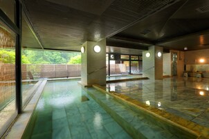 屋内スパ浴槽