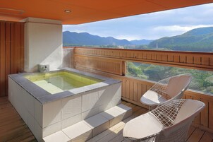 プレミアム ルーム | バスルーム | ヘアドライヤー、スリッパ、洗浄機付トイレ、タオル