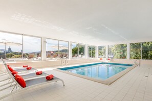Indoor pool, sun loungers - Luna Arcos Hotel Nature & Spa (Arcos de Valdevez)