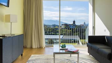 Suite | Een minibar, een kluis op de kamer, een bureau, gratis wifi