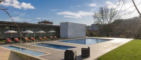 Una piscina techada, sillones reclinables de piscina