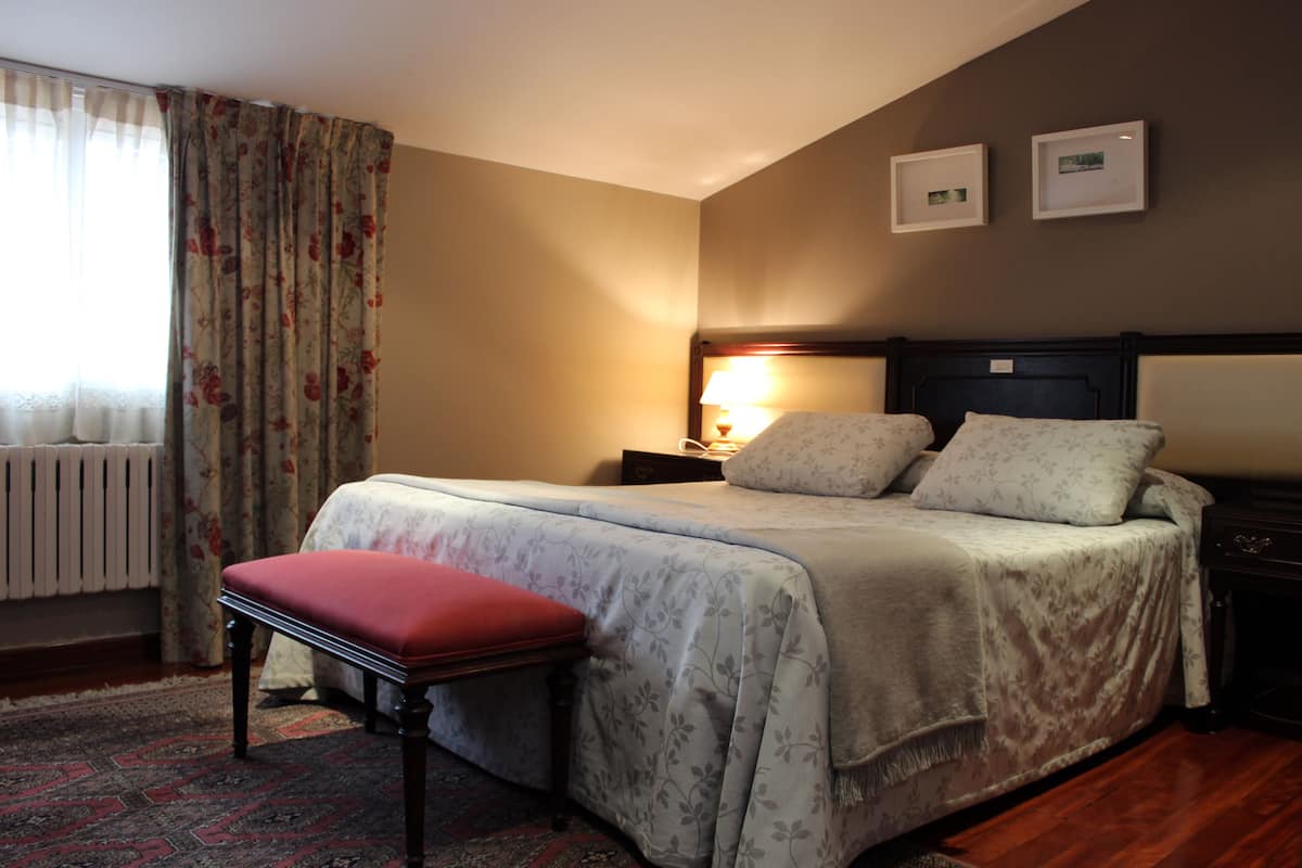 single room | desk, blackout curtains, free cots/infant beds, rollaway beds