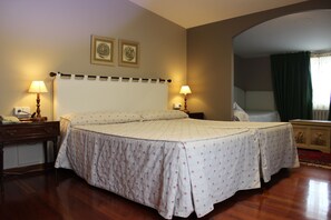 Double or Twin Room | Desk, blackout curtains, free cots/infant beds, rollaway beds