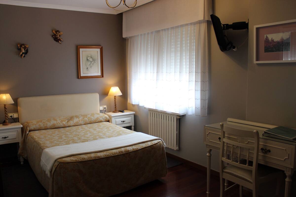 Single Room | Desk, blackout curtains, free cots/infant beds, rollaway beds
